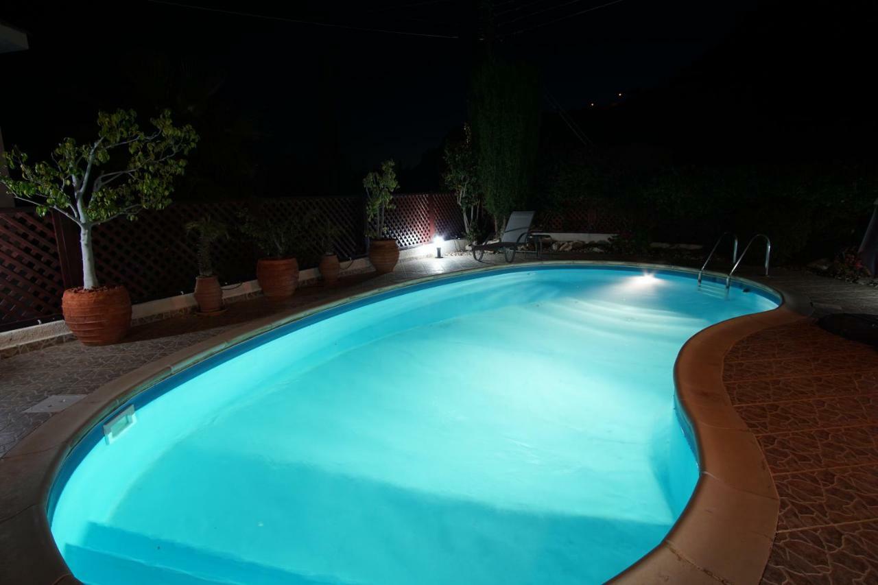 Villa Alicia With Priv Pool, Beautiful Garden And Shady Veranda- 5 Min To The Beach Peyia Ngoại thất bức ảnh